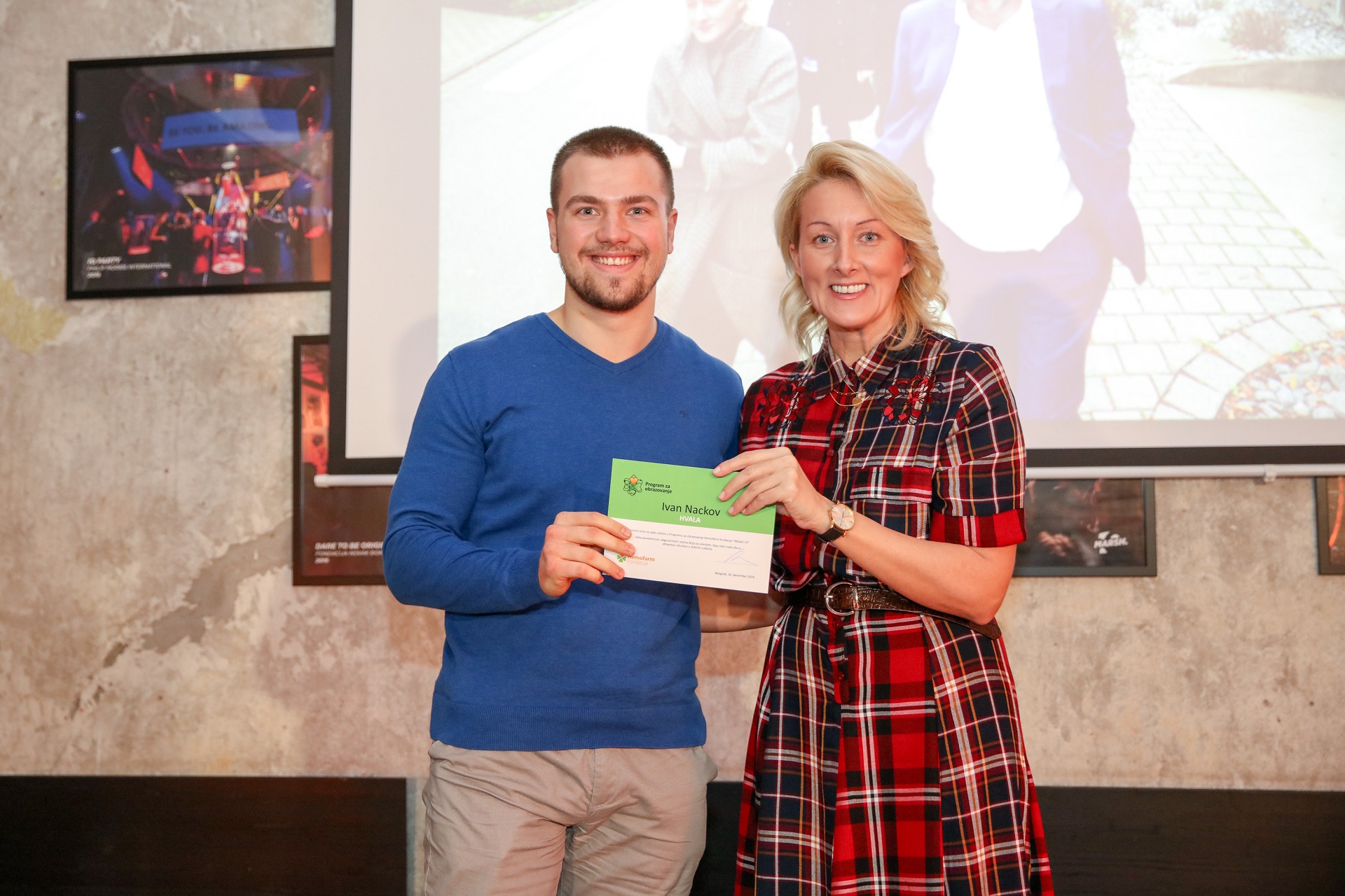 Suzana Djordjevic, direktorka Hemofarm fondacije urucuje zahvalnicu stipendisti Ivanu Nackovu za ucesce u Programu za obrazovanje